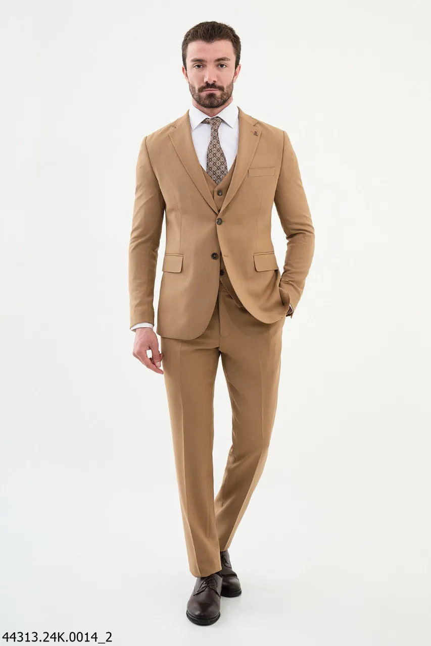 Men's Camel Three-Piece Suit – Sophisticated Formal Wear for Winter Weddings, Corporate Events, and Stylish Gatherings.